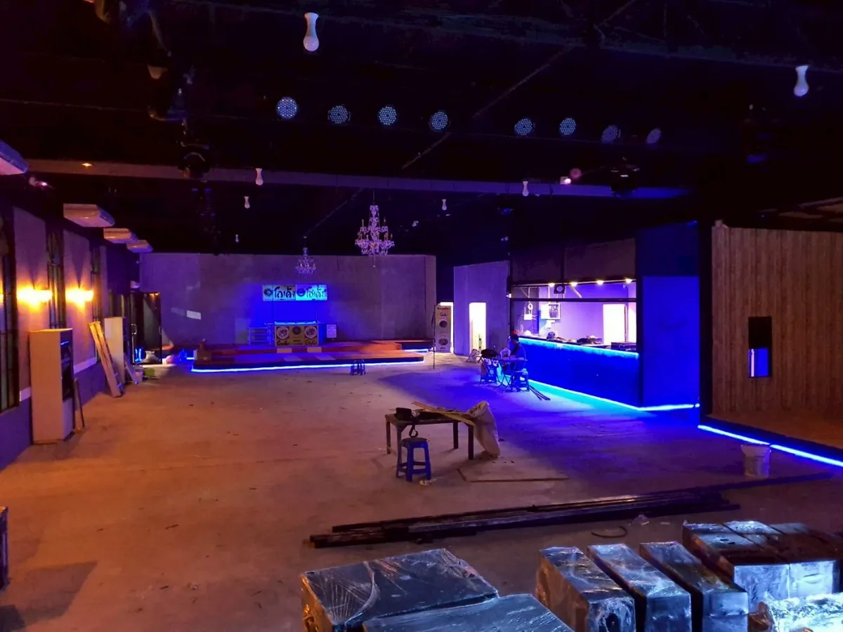 ภายในไนต์คลับพร้อมเวทีและระบบไฟสีน้ำเงิน