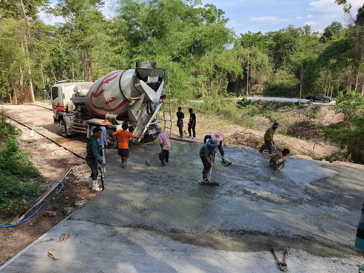 งานเทพื้นคอนกรีตถนนทางเข้าพร้อมรถโม่ปูนหน้างาน